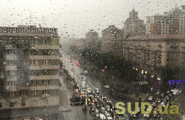 На Киев надвигается гроза: видео потопа в столице