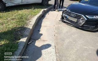ДТП на проспекте Шухевича в Киеве: Peugeot протаранил электроопору
