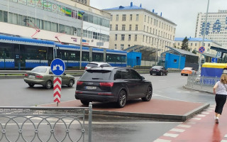 В Киеве «герой» парковки на Audi бросил авто на «островке безопасности»