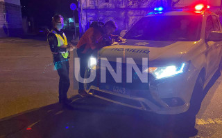 В Киеве неадекваты растрощили троллейбус и плевали в полицейских