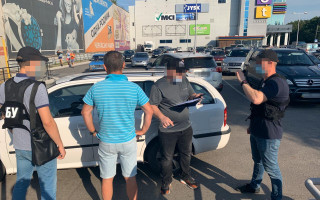 В Черкасской области полицейский за деньги организовывал прослушку граждан