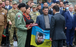 Зеленский вручил Звезды Героя Украины семьям погибших добровольцев
