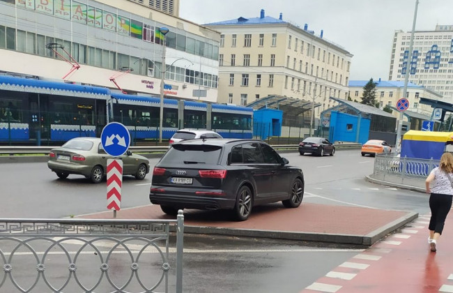 В Киеве «герой» парковки на Audi бросил авто на «островке безопасности»