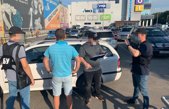 В Черкасской области полицейский за деньги организовывал прослушку граждан