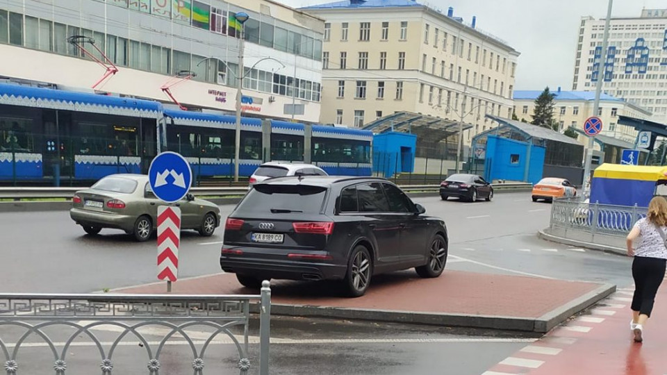 В Киеве «герой» парковки на Audi бросил авто на «островке безопасности»