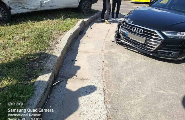 ДТП на проспекте Шухевича в Киеве: Peugeot протаранил электроопору
