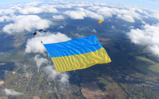 В небе над Киевом развернули самый большой флаг Украины