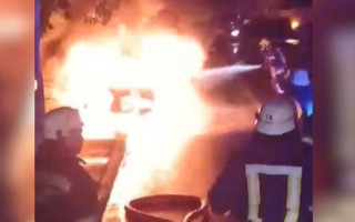 В Киеве вспыхнул легковой автомобиль, видео