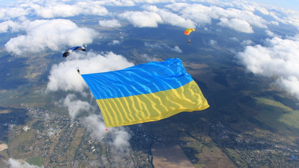 В небе над Киевом развернули самый большой флаг Украины