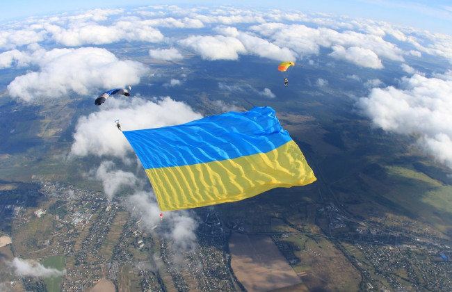 В небе над Киевом развернули самый большой флаг Украины