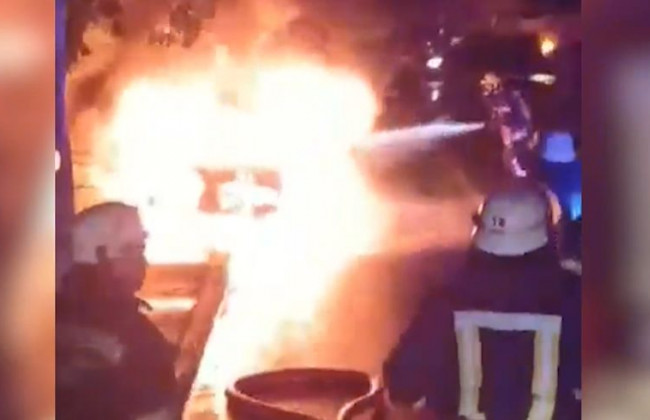 В Киеве вспыхнул легковой автомобиль, видео