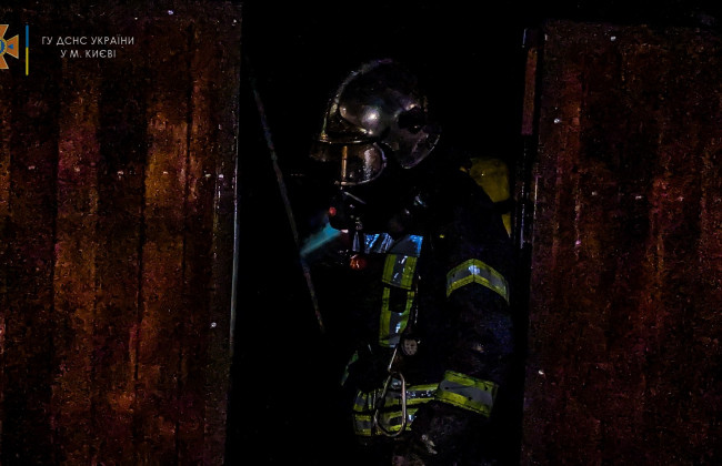 В Киеве мужчина получил 55% ожогов тела во время пожара в доме: подробности