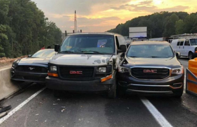 Застряли на съезде с трассы: опубликовали фото самого нелепого ДТП года