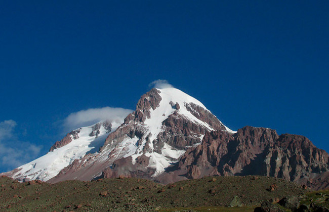 Украинские альпинисты попали под лавину на горе Казбек