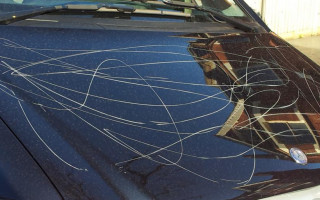 В Киеве пожилой мужчина решил просто так поцарапать чужую машину