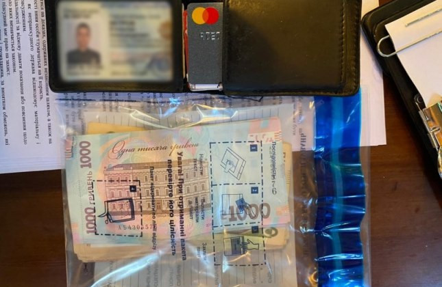 На Дніпропетровщині поліцейський вимагав хабар за вплив на судове рішення