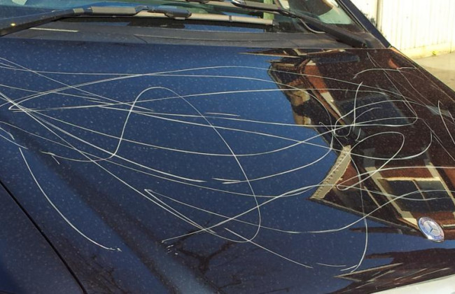 В Киеве пожилой мужчина решил просто так поцарапать чужую машину