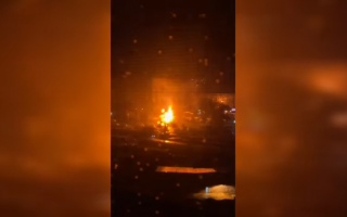 Гроза в Киеве: молния попала в электроопору и подожгла деревья