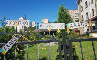 Под Киевом после ливня на заборе вывесили потерянные автономера