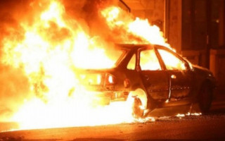 В спальном районе Киева на улице сгорел автомобиль Audi, видео