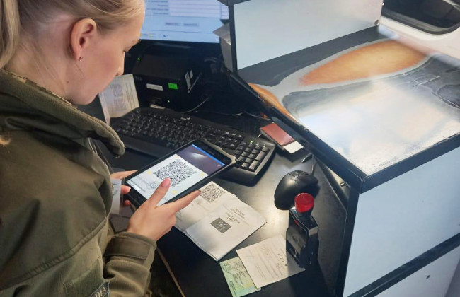 Прикордонники України почали проводити електронну перевірку COVID-сертифікатів