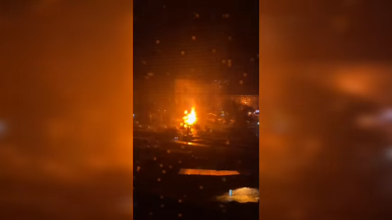 Гроза в Киеве: молния попала в электроопору и подожгла деревья