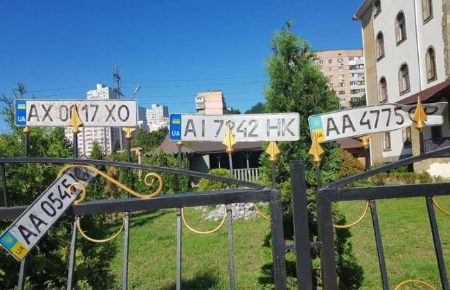 Под Киевом после ливня на заборе вывесили потерянные автономера