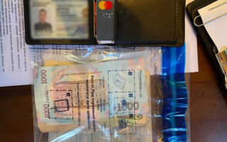 На Дніпропетровщині поліцейський вимагав хабар за вплив на судове рішення