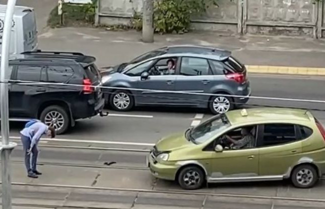 В Киеве таксист сбил школьника на трамвайных путях, видео