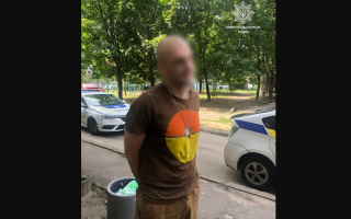 В Киеве мужчина средь бела дня разгуливал с гранатой: фото