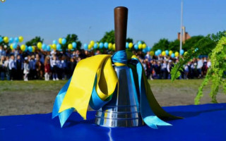 В Виннице мужчина пришел в школу к внуку-первокласснику и умер прямо во время линейки