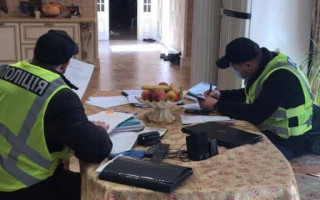 Група шахраїв незаконно утримувала людей, щоб заволодіти житлом: нові деталі справи