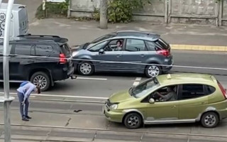 В Киеве таксист сбил школьника на трамвайных путях, видео