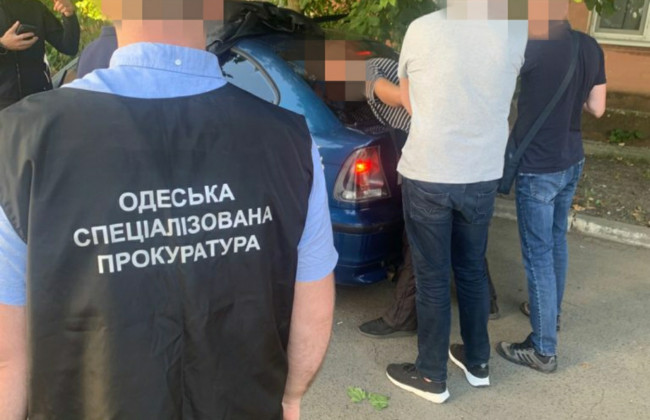 $900 США за безперешкодне перевезення товарів: затримано прикордонника