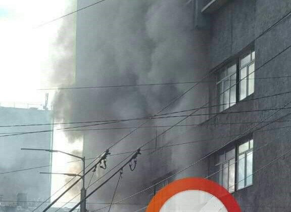 В Киеве горит общежитие: есть погибший