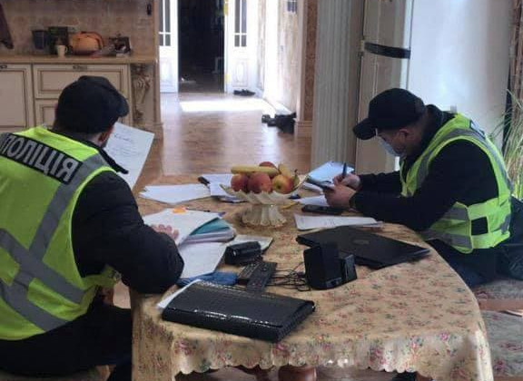 Група шахраїв незаконно утримувала людей, щоб заволодіти житлом: нові деталі справи