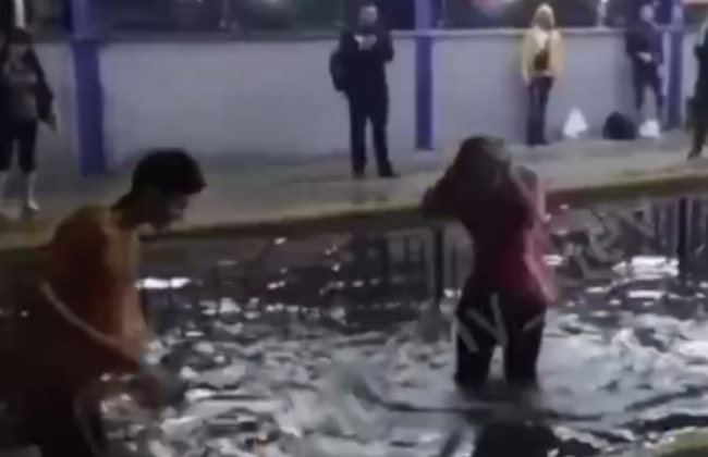 В сети показали, как люди ныряли в затопленную киевскую станцию трамвая, как в бассейн