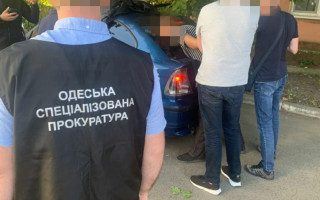 $900 США за безперешкодне перевезення товарів: затримано прикордонника