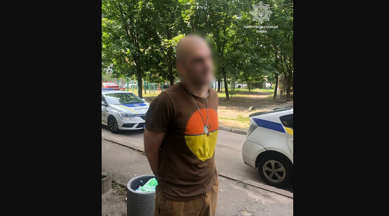 В Киеве мужчина средь бела дня разгуливал с гранатой: фото
