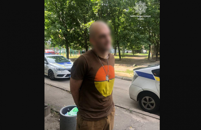 В Киеве мужчина средь бела дня разгуливал с гранатой: фото