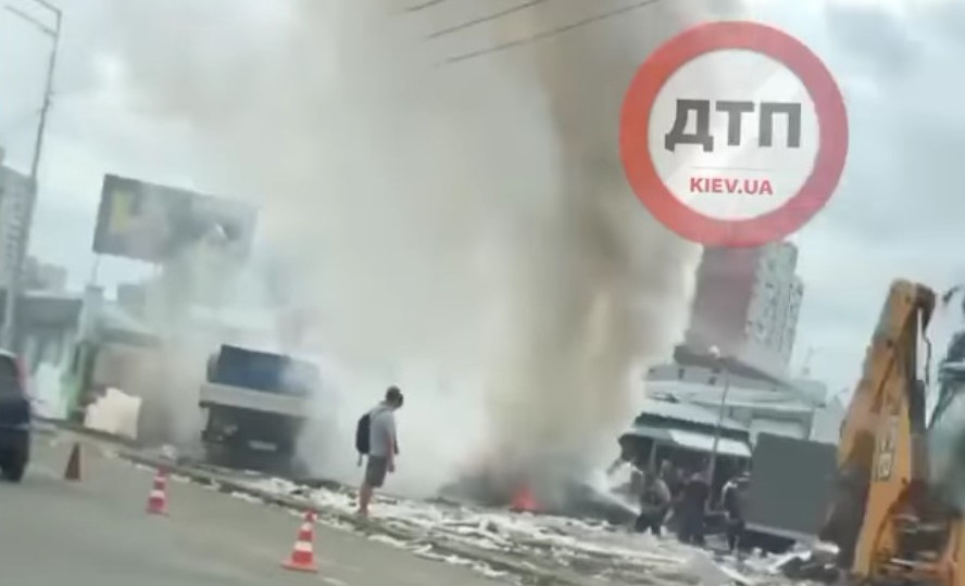 В Киеве на рынке «Юность» возник пожар: видео