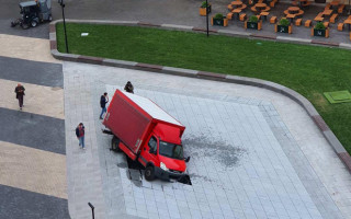 Вантажівка провалилась у новий фонтан в центрі Києва: не протримався і доби