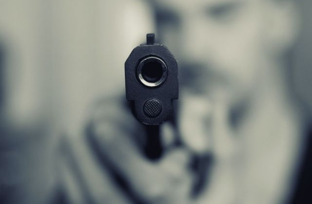 В Николаеве мужчина устроил стрельбу на продовольственном рынке