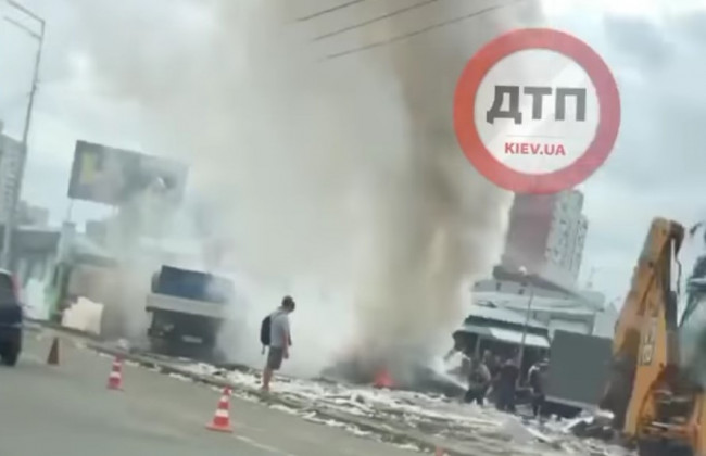 В Киеве на рынке «Юность» возник пожар: видео