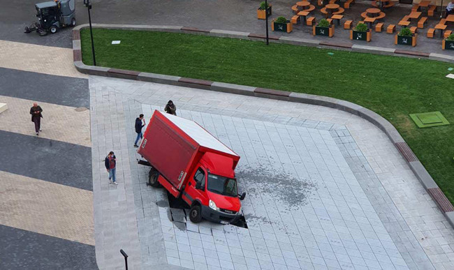 Вантажівка провалилась у новий фонтан в центрі Києва: не протримався і доби