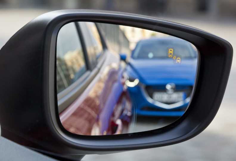 В Киеве автоворы похищают зеркала с машин и требуют за них выкуп: фото