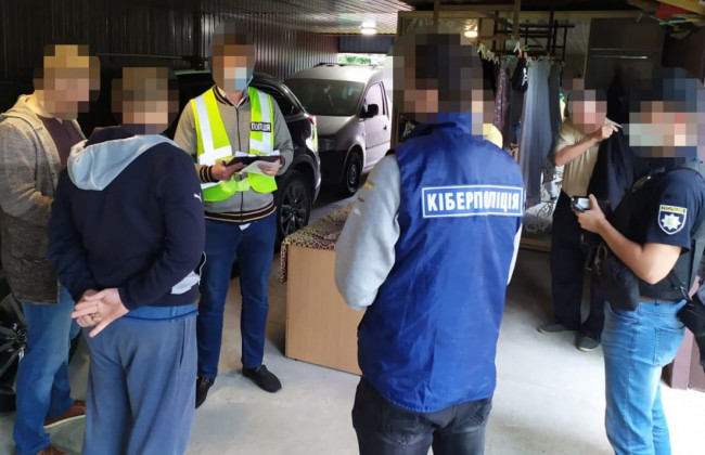 Викрито українця, який незаконно отримував прихований контроль за смартфонами