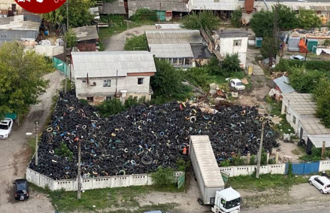 В Киеве посреди жилых домов образовалась стихийная свалка