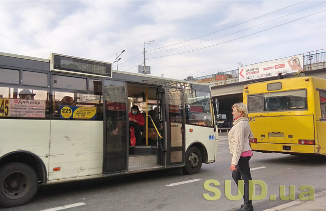 В Киеве заметили маршрутку с дырой в полу