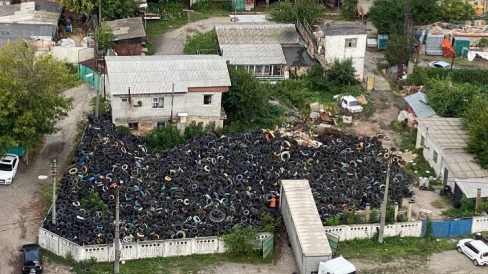 В Киеве посреди жилых домов образовалась стихийная свалка